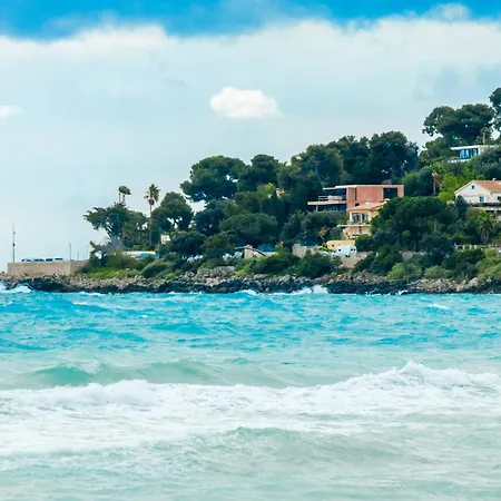 A Quelques Pas De La *