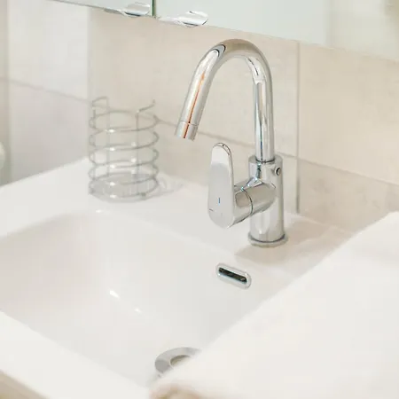 A Quelques Pas De La *