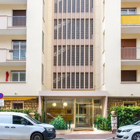 A Quelques Pas De La